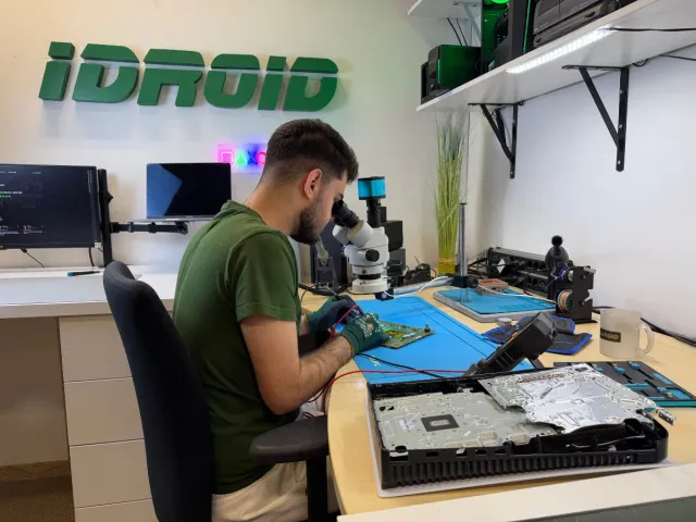 Consolă PlayStation deschisă în timpul curățării sistemului de răcire