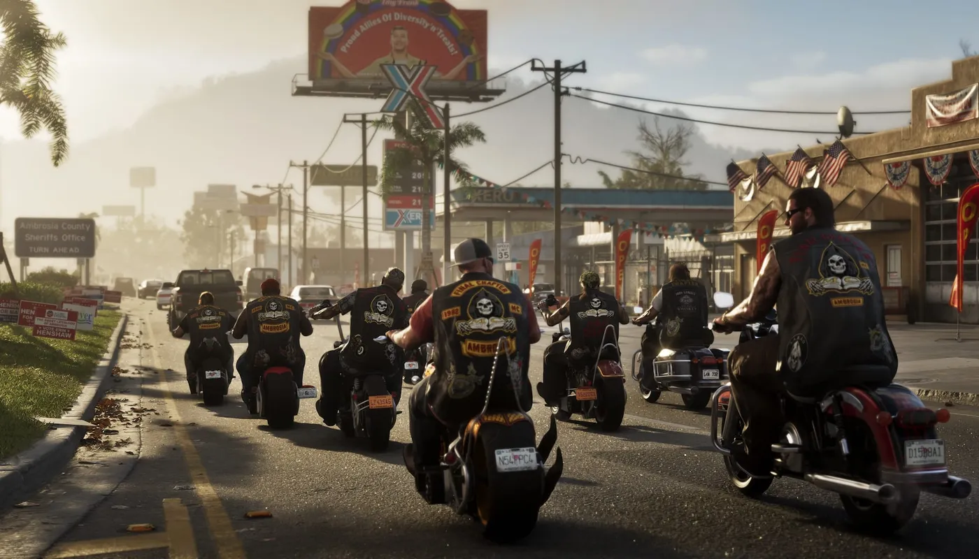 Captură din GTA VI: o coloană de motocicliști cu veste de club pe șoseaua principală din Ambrosia, pe lângă o benzinărie