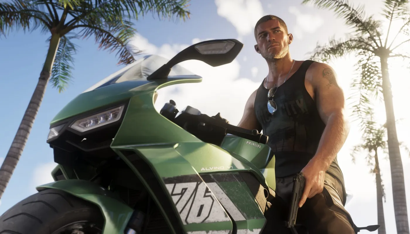 Captură din GTA VI: Jason pe o motocicletă sport verde, cu un pistol în mână, sub palmieri