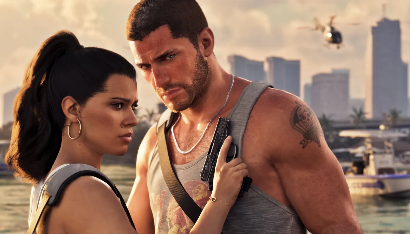 Captură din GTA VI: Lucia și Jason, umăr la umăr, el cu un pistol în mână, cu orizontul Vice City, un elicopter și o barcă în fundal