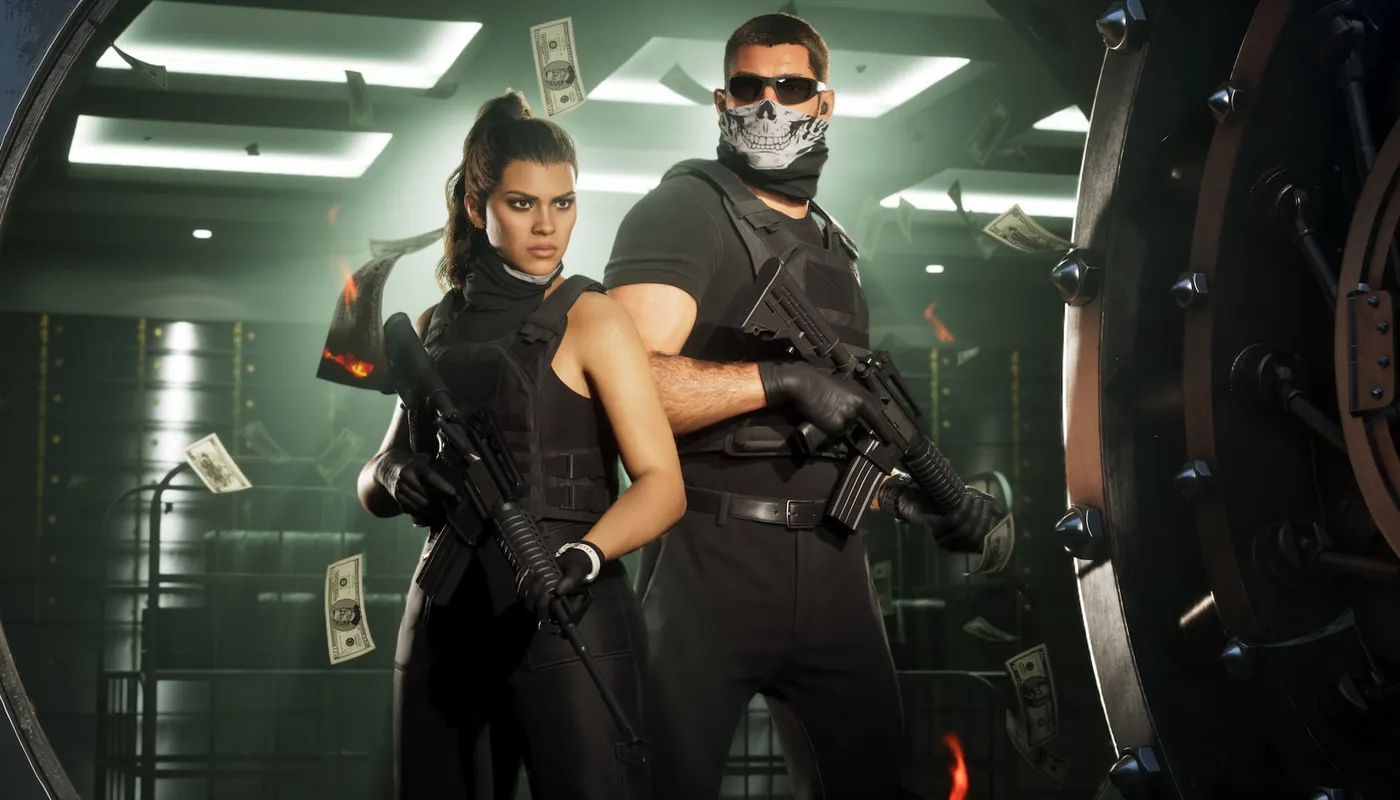 Captură din GTA VI: Lucia și Jason, în negru, cu puști și mască de craniu, în fața ușii unui seif, cu bancnote plutind în aer